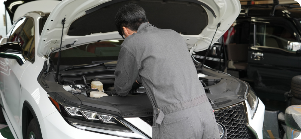 アップルワールドの従業員真剣に車検中