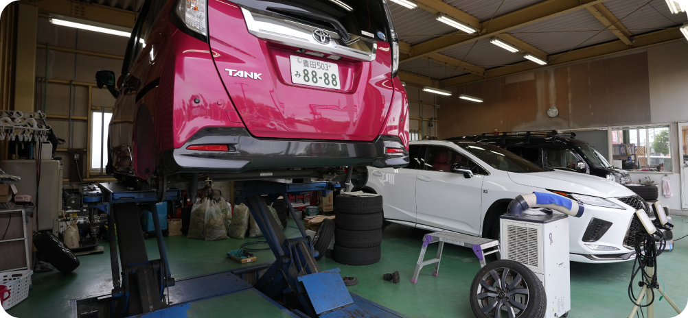 アップルワールドの従業員真剣に車検中その２