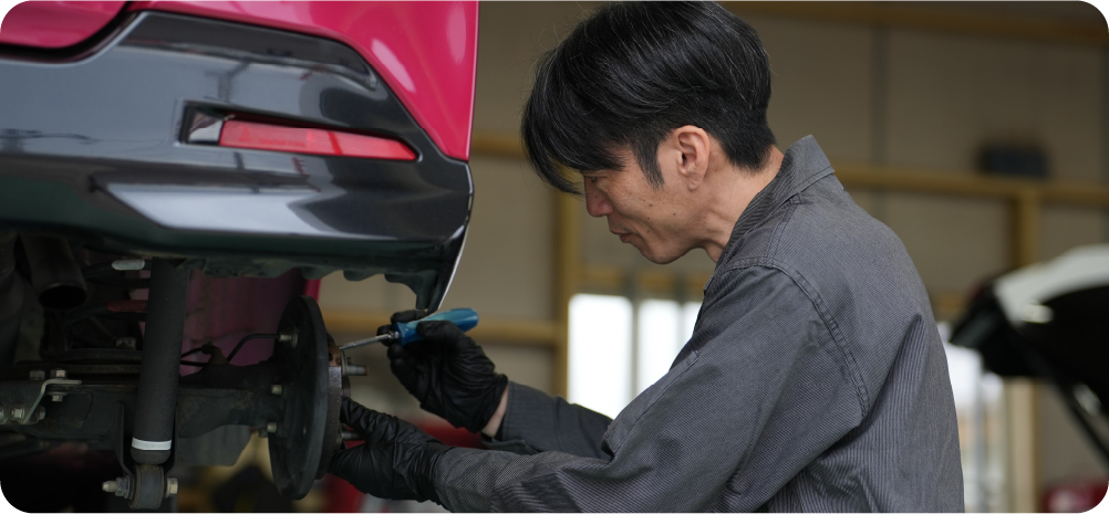 アップルワールドの従業員真剣に板金中